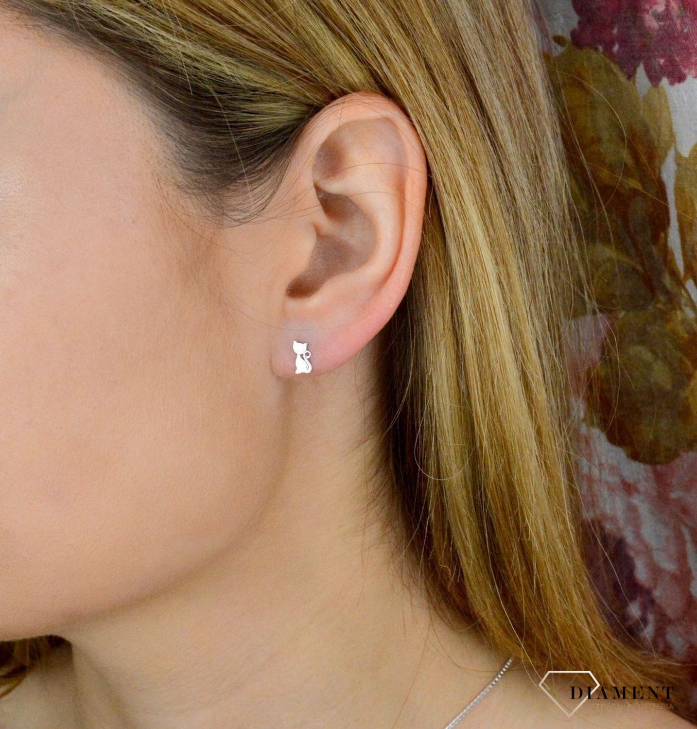 Srebrne kolczyki dziecięce gładkie kotki OR RM 96 017. Kolczyki srebrne Dall'Acqua próby 925. Kolczyki na sztyft kotki. DALL'ACQUA to marka podkreślająca piękno, łącząca idealnie klasykę i najnowsze trendy w biżuterii..jpg